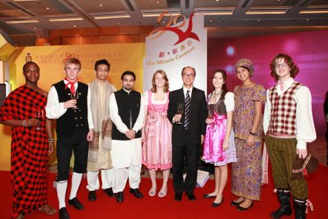  President Chan (4th from right) with HKUST international students dressed in their national costumes