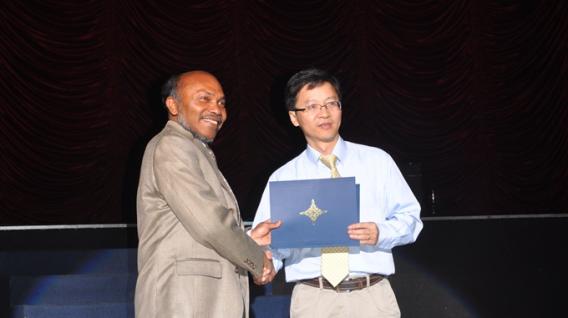  Prof Bing Zeng (right) receives the CSVT Transactions Best Paper Award