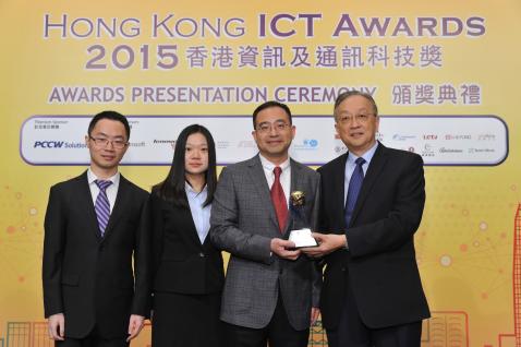  Prof Huamin Qu (Third Left) and his team receive Innovation (Innovative Technology) Silver Award at The Hong Kong ICT Awards.