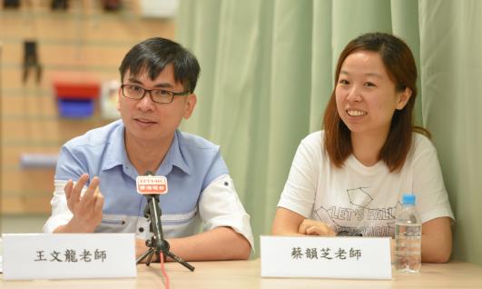  保良局志豪小学王文龙老师(左)表示：「我欣喜学生学懂协作、解难，更喜见他们能接纳和尊重他人。」