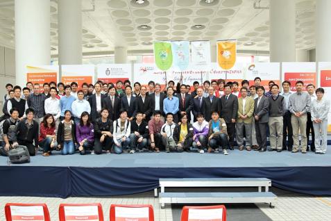 科 大 機 械 人 比 賽 代 表 隊 成 員 與 教 授 們 合 照 。	