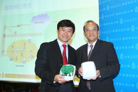 ( 左 起 ) 科 大 陈 双 幸 副 教 授 及 现 代 货 箱 码 头 有 限 公 司 郑 仲 强 先 生 阐 释 「 简 捷 网 」 的 卓 越 效 能 。	