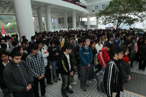 數 以 百 計 科 大 師 生 齊 集 於 香 港 賽 馬 會 大 堂 進 行 一 分 鐘 默 哀 。	