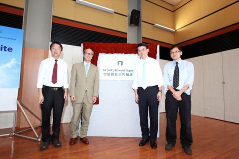 科 大 成 立 首 个 空 气 质 量 研 究 超 级 站 。 左 起 ： 刘 启 汉 教 授 、 科 大 校 长 陈 繁 昌 教 授 、 环 境 局 局 长 邱 腾 华 及 科 大 环 境 学 部 主 任 陈 泽 强 教 授 。	