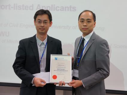  Chen Shuming (left) at the award ceremony.
