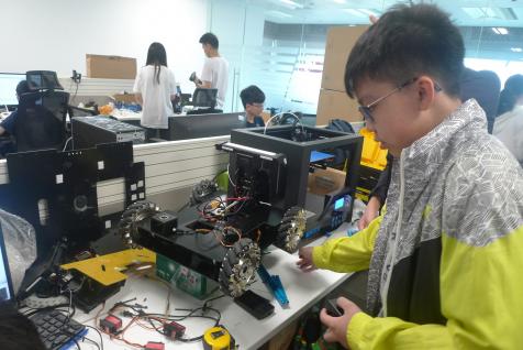  科大今年首度伙大疆創新科技及香港科學園在港舉辦機械人大賽，綜合系統與設計學生將來亦可以參加此比賽作為小組專題研習。