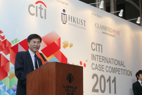  Dean Leonard Cheng gives a speech at the award presentation ceremony.