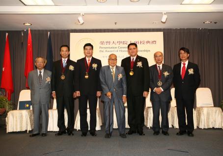 HKUST confers Honorary Fellowship on four distinguished community leaders. The four are Dr Lawrence Tsi-Kong Wong (second from left), Mr Humphrey Leung Kwong-Wai (third from left), Dr Chan Man-Hung (second from right) and Mr Lester Garson Huang (third from right). HKUST Pro-Chancellor Dr the Honorable Sir Sze-Yuen Chung, Council Chairman Dr John Chan and President Paul Chu officiated at the presentation ceremony.	