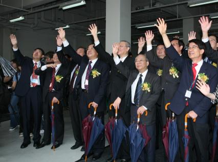  The welcoming party comprising Education Secretary Michael Suen Ming-yeung, HKUST's President Paul Chu and Council Chairman Dr John Chan extend their warm welcome to the crew members on board Dayang Yihao.