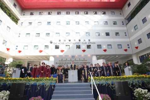 香港特別行政區行政長官曾蔭權先生以科大監督身份主持科大第三天的學位頒授典禮。	