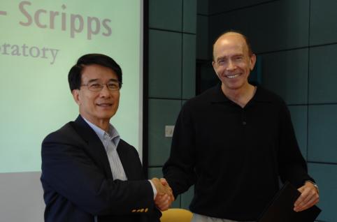 Prof Paul Chu, HKUST President and Founder of HKUST’s Institute for Advanced Study and Prof Paul Schimmel, The Scripps Research Institute, USA (right) at the signing ceremony.	