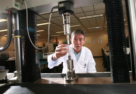 Prof Zhang Tongyi in his research laboratory at HKUST	