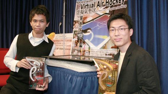 科 大 毕 业 生 陈 康 清 (左) 及 林 文 华 与 其 得 奖 作 品 – 拟 气 垫 球	