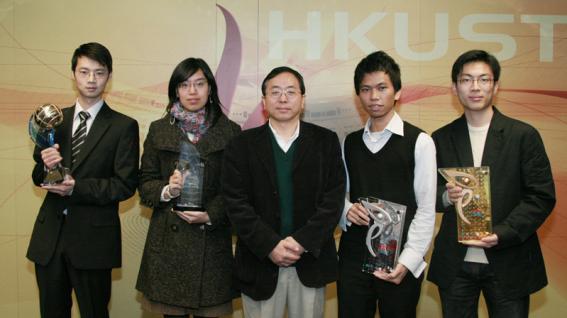 科 大 师 生 一 共 获 三 个 2007 年 香 港 信 息 及 通 讯 科 技 奖 项 。 图 为 计 算 器 科 学 及 工 程 学 系 系 主 任 倪 明 选 教 授 与 部 份 得 奖 者 合 照 。	