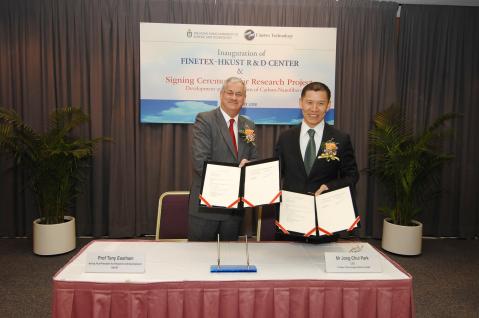  易 东 莱 教 授 与Finetex Technology Global Ltd行 政 总 裁 Jong Chul Park 先 生 签 订 协 议 ， 深 入 研 究 炭 纳 米 纤 维 和 纳 米 复 合 材 料 的 新 技 术 及 其 商 业 应 用 。