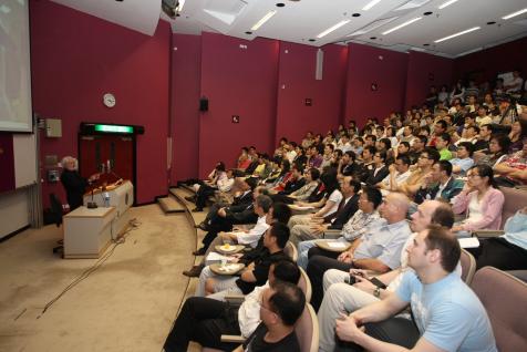  Prof Alan Heeger, Nobel Laureate in Chemistry in 2000, unveils to a packed lecture hall at HKUST the secrets of