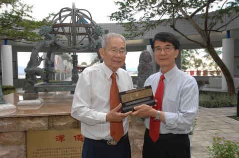 Dr Fong Yun Wah, Chairman of the Fong Shu Fook Tong Foundation and the Fong’s Family Foundation, receives a souvenir from HKUST President Paul Chu at the Dedication Ceremony of the Armillary Sphere Replica.	