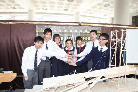 冠 军 队 伍 保 良 局 姚 连 生 中 学 所 设 计 的 吊 桥 在 折 断 前 ， 成 功 完 成10.5公 斤 的 载 重 测 试