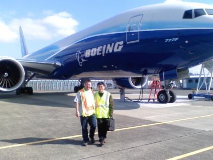  HKUST's Prof Gary Chan (right) with Boeing's Principal Engineer Timothy Mitchell