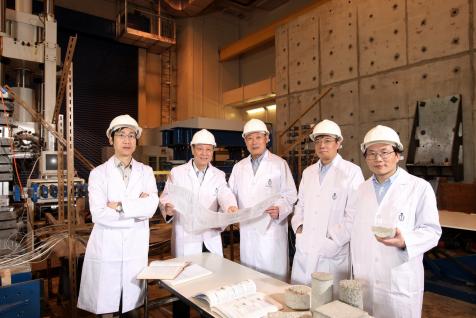 973 計 劃 首 席 科 學 家 李 宗 津 教 授 （ 中 ） 與 該 項 目 的 科 大 團 隊 。 （ 由 左 至 右 ） 土 木 及 環 境 工 程 學 系 梁 堅 凝 及 張 慕 聖 教 授 、 數 學 系 王 筱 和 及 化 學 系 林 振 陽 教 授 。	