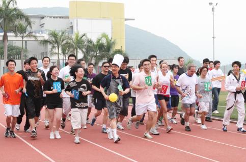  President Chu leading the other teams to the starting point.