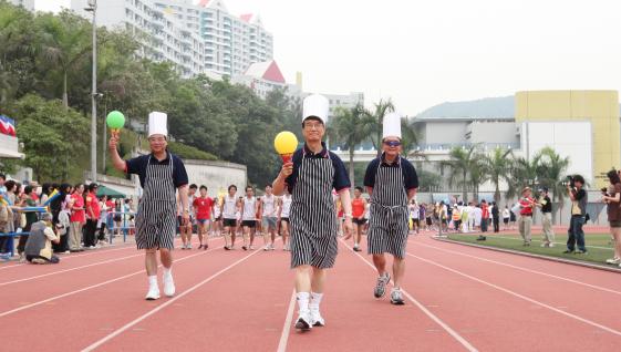  President Paul Chu (middle), Vice-Presidents Roland Chin (right) and Yuk-Shan Wong demonstrate the costume of their team