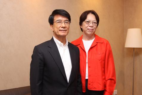 陈 省 身 奖 基 金 会 主 席 陈 璞 博 士 ( 右 ) 及 基 金 会 成 员 朱 经 武 教 授	