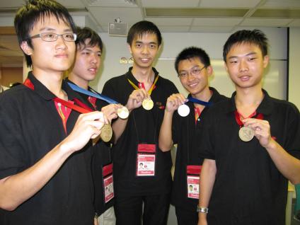 載 譽 歸 來 的 香 港 代 表 隊 成 員 ： （ 左 起 ） 楊 永 棋 、 潘 挺 峰 、 余 力 恆 、 林 堅 、 李 德 恩	