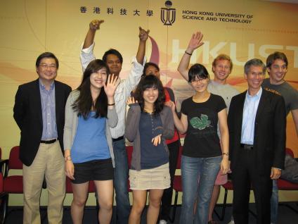 谭 嘉 因 教 授 (前 排 左 一)、Paul Forster教 授 (前 排 右 一) 与 来 自 德 国 、 印 度 、 印 度 尼 西 亚 和 韩 国 的 学 生	