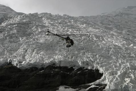 无 人 直 升 机 飞 越 冰 川	