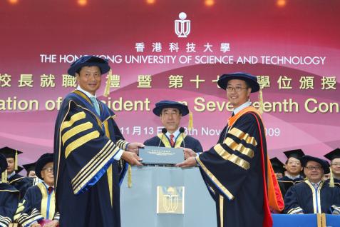  HKUST Council Chairman Dr Marvin Cheung (left) presenting the HKUST Ordinance to President Tony Chan (right). In the middle is Acting Chancellor Mr Henry Tang.