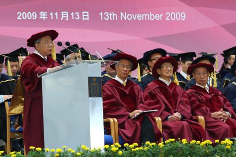 陳 祖 澤 博 士 ( 左 邊 站 立 者 ) 代 表 榮 譽 博 士 致 詞 。 另 外 三 位 為 ( 左 起 ) 任 志 剛 博 士 、 崔 琦 教 授 和 鄒 至 莊 教 授 。	