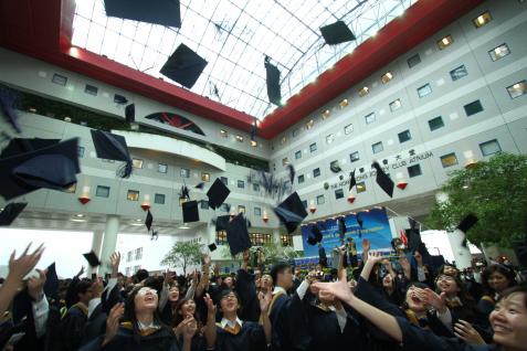 畢 業 典 禮 結 束 後 ， 畢 業 生 將 禮 帽 拋 起 以 示 慶 祝 。	