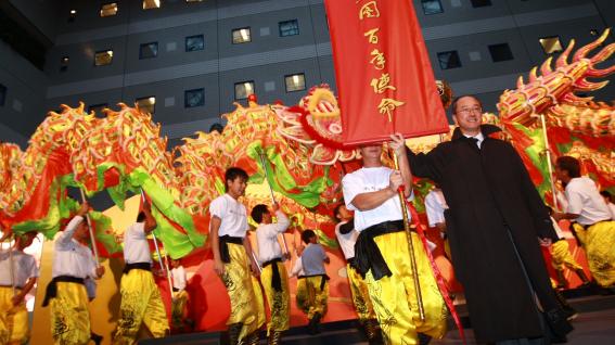 President Tony F Chan with the Chinese slogan “Great Vision for New Era” at the end of the Dragon Dance.	