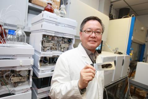 Prof Karl Tsim demonstrating his drug testing procedures	