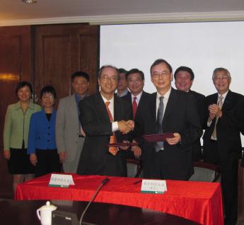 港 科 大 校 長 陳 繁 昌 教 授(前 左 一)和 南 科 大 校 長 朱 清 時 教 授(前 右 一)簽 畢 協 議 。	