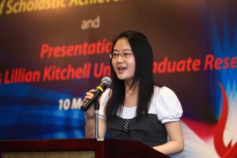  Champion Miss Xu Rui gives a vote of thanks to the University and its donors.