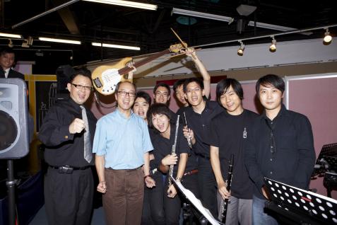 盧 教 授 （ 左 一 ） 、 陳 校 長 （ 左 二 ） 及 現 場 伴 奏 的 樂 隊 成 員	