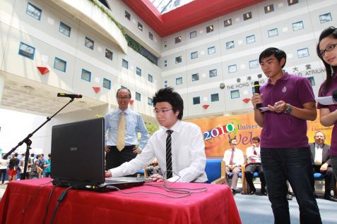  Using the Moxi Chinese calligraphy software developed by an HKUST PhD graduate, Mr Johnny Ho, Nominated President of HKUST Students' Union writes a Chinese couplet.