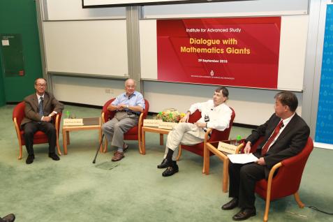 (左 起) 陈 繁 昌 教 授 ； 阿 蒂 亚 爵 士 ； 布 尔 甘 教 授 ； 以 及 主 持 人 科 大 数 学 系 讲 座 教 授Allen Moy教 授	