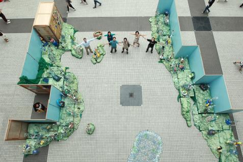 Seen from above, the exhibit takes the form of the Pacific Rim, featuring the Chinese and North American coastline.	
