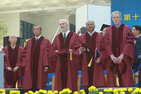 五 位 榮 譽 博 士 ： （ 左 起 ） 盧 家 驄 先 生 、 夏 佳 理 先 生 、 史 景 遷教 授 、 Raj REDDY 教 授 和 John HOPCROFT 教 授	