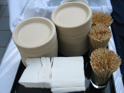 可 製 成 堆 肥 的 紙 碟 、 紙 巾 和 竹 簽 。	