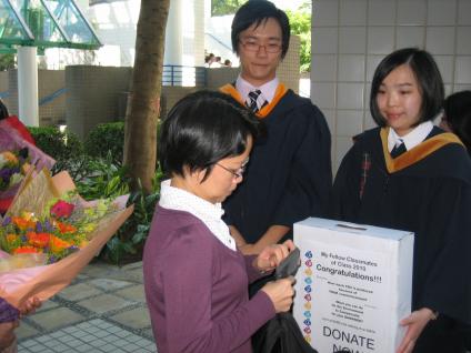 Graduates soliciting donations for the purchase of carbon credits	