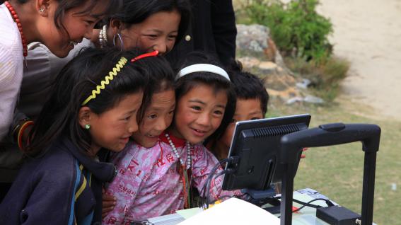 藏 民 對 航 拍 的 操 控 器 材 產 生 濃 厚 興 趣	