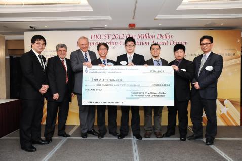 Green ACE, the first runner-up, receives award from HKUST Vice-President (Research and Graduate Studies) Prof Joseph Hun-wei Lee (4th from left).