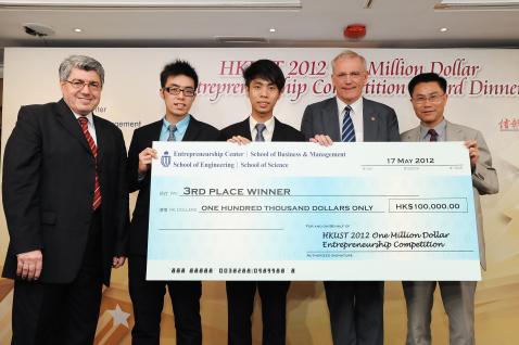 HKUST Dean of Business and Management Prof Leonard Cheng (right) presents award to iTorr, the second runner-up.