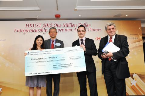 Prof Penger Tong (2nd from left) from the Department of Physics presents award to Dipline, the Elevator Pitch Winner.