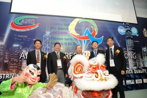 科 大 工 业 工 程 及 物 流 管 理 学 系 系 主 任 宗 福 季 教 授 （ 左 一 ） 与 一 众 主 礼 嘉 宾 主 持2012 亚 洲 质 量 联 盟 会 议 开 幕 礼 。