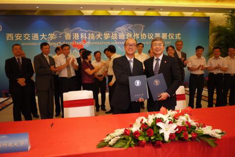  科 大 校 长 陈 繁 昌 教 授 ( 左 ) 及 西 安 交 大 校 长 郑 南 宁 教 授 签 署 策 略 合 作 协 议 ， 共 建 可 持 续 发 展 学 院 。